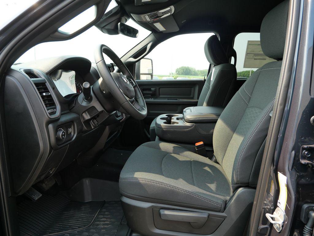 2026 RAM 3500 TRADESMAN CREW CAB 4X4 6'4' BOX photo 5
