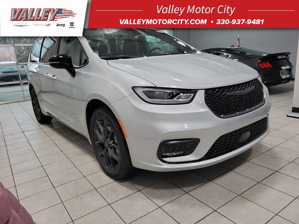 New 2026 Chrysler Pacifica Select