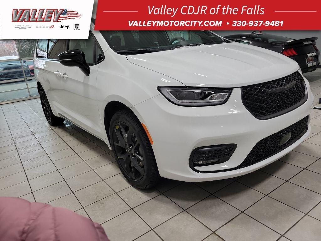 New 2026 Chrysler Pacifica Select