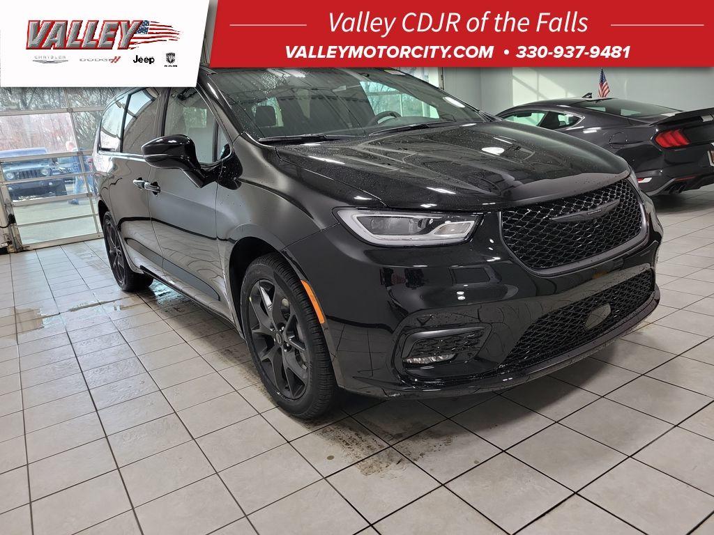 New 2026 Chrysler Pacifica Select