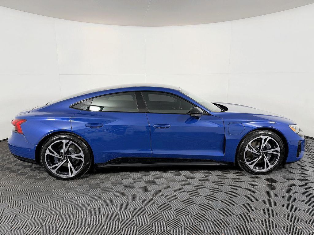 صورة 7 لـ 2022 AUDI E-TRON GT PRESTIGE