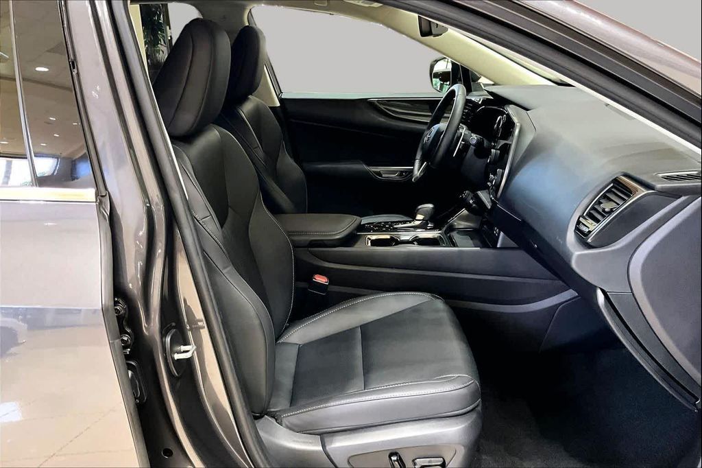 2023 Lexus NX 250 BASE — фото 8
