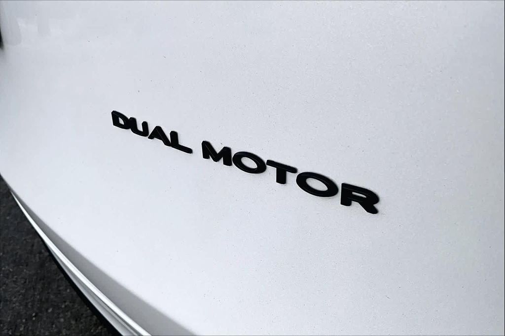 صورة 9 لـ 2024 Tesla MODEL Y LONG RANGE DUAL MOTOR ALL-WHEEL DRIVE