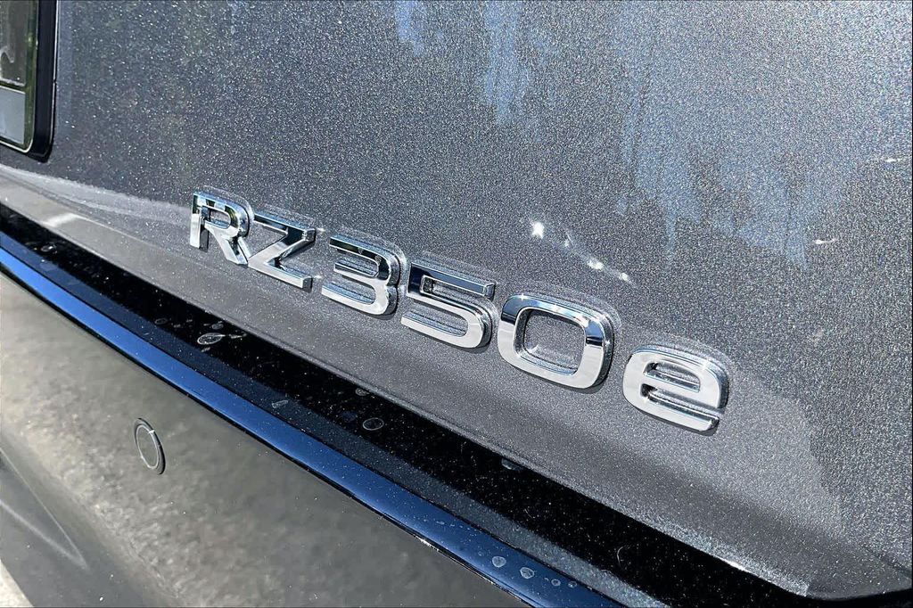 صورة 8 لـ 2026 Lexus RZ 350E PREMIUM