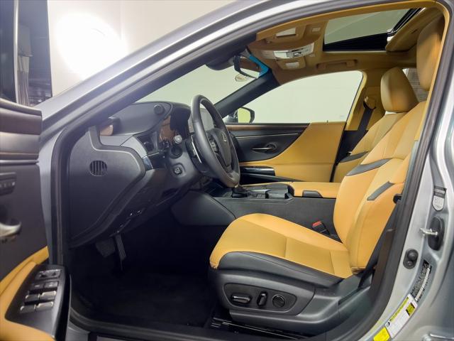 صورة مصغرة 11 لـ 2022 Lexus ES 300H BASE