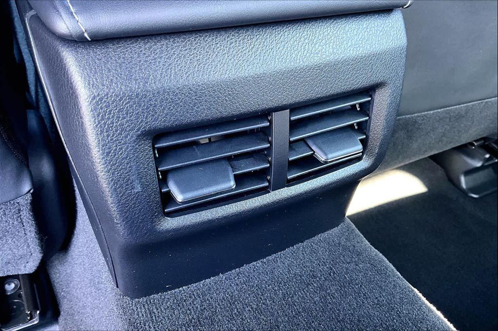 صورة مصغرة 32 لـ 2024 Lexus IS 300 BASE