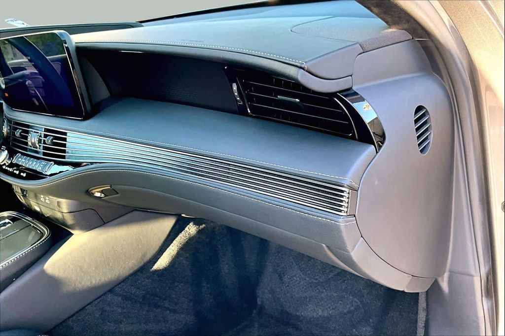 صورة 17 لـ 2023 Lexus LS 500 F SPORT