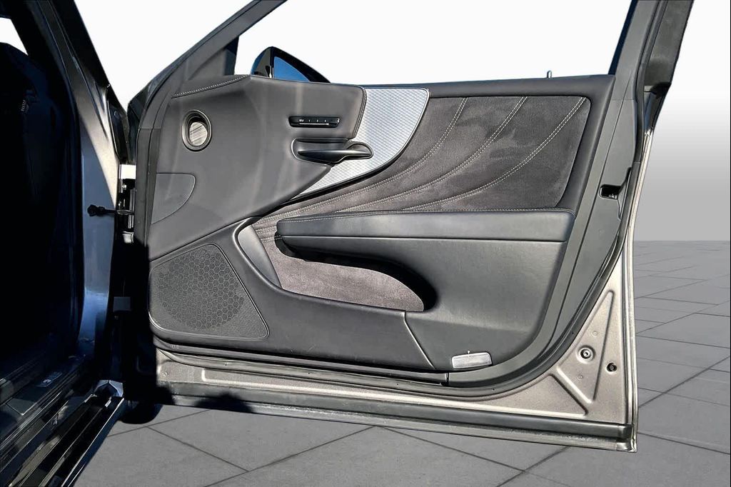 صورة 21 لـ 2023 Lexus LS 500 F SPORT