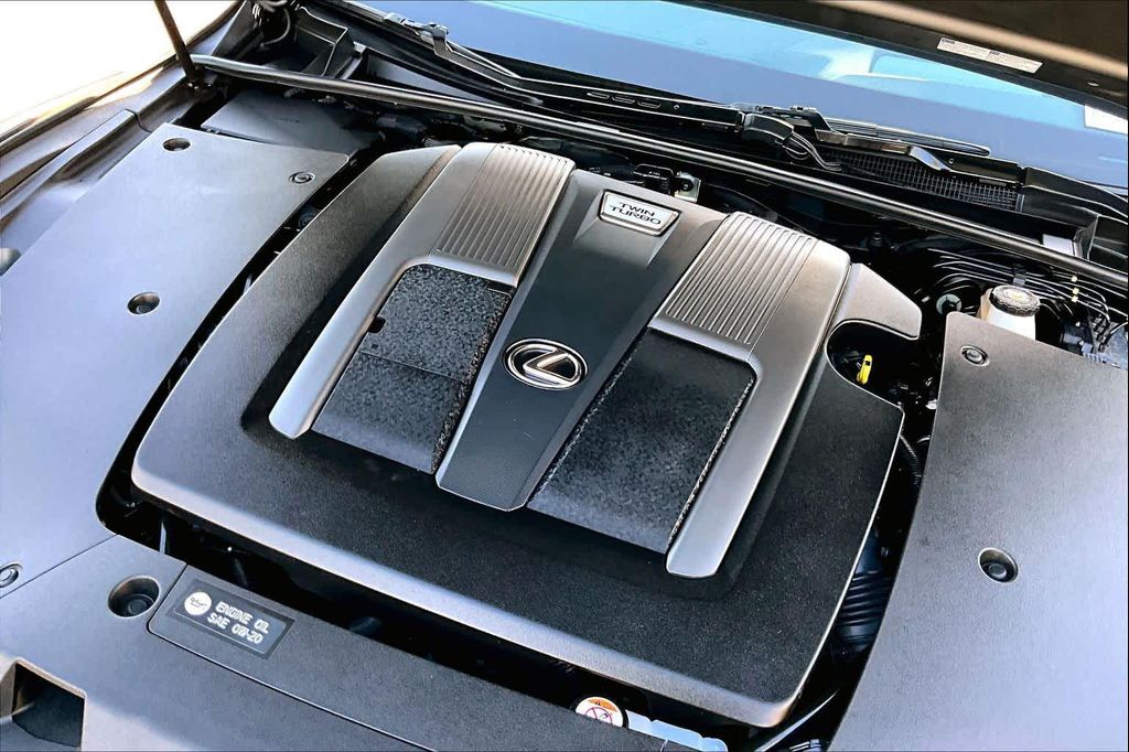 صورة 31 لـ 2023 Lexus LS 500 F SPORT
