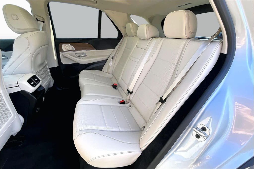 2026 Mercedes-BENZ GLE — миниатюра 18