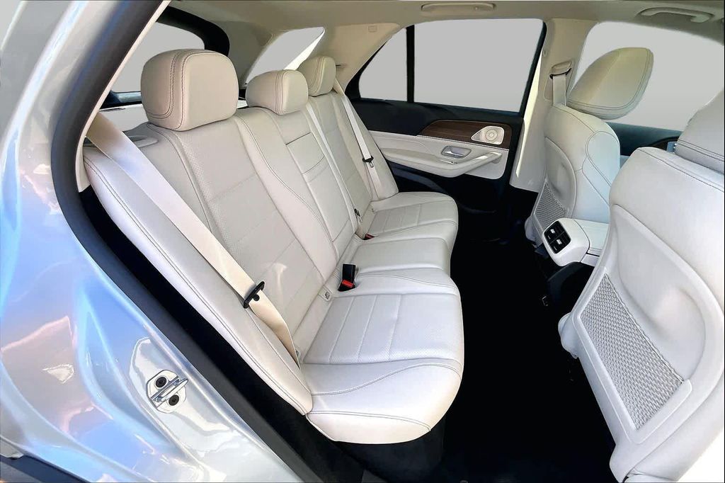 2026 Mercedes-BENZ GLE — миниатюра 19