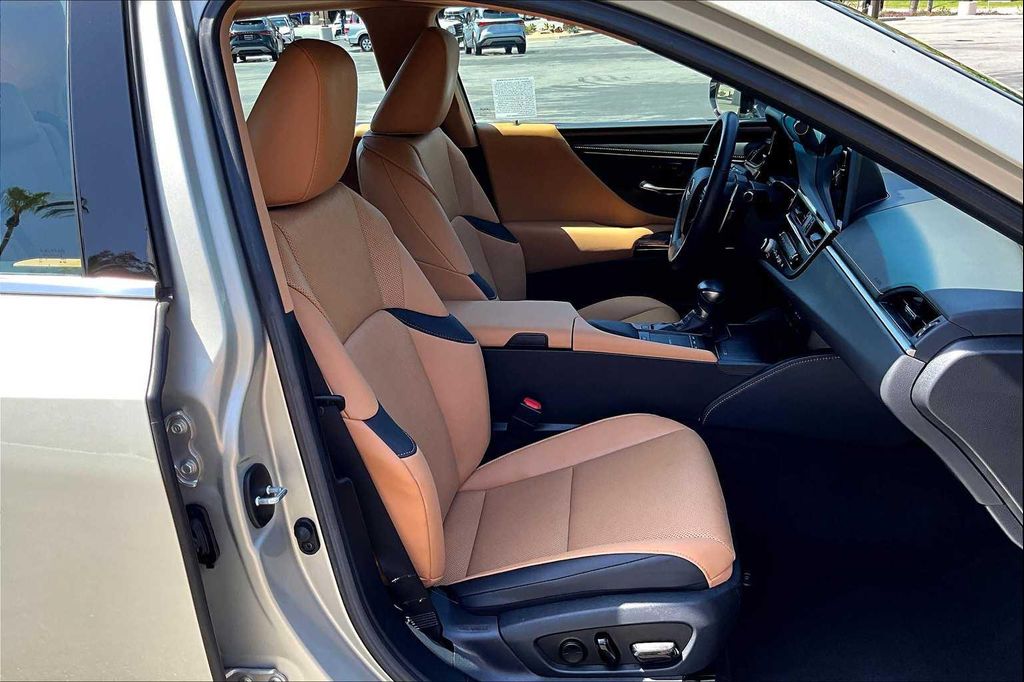 صورة 8 لـ 2022 Lexus ES 300H BASE