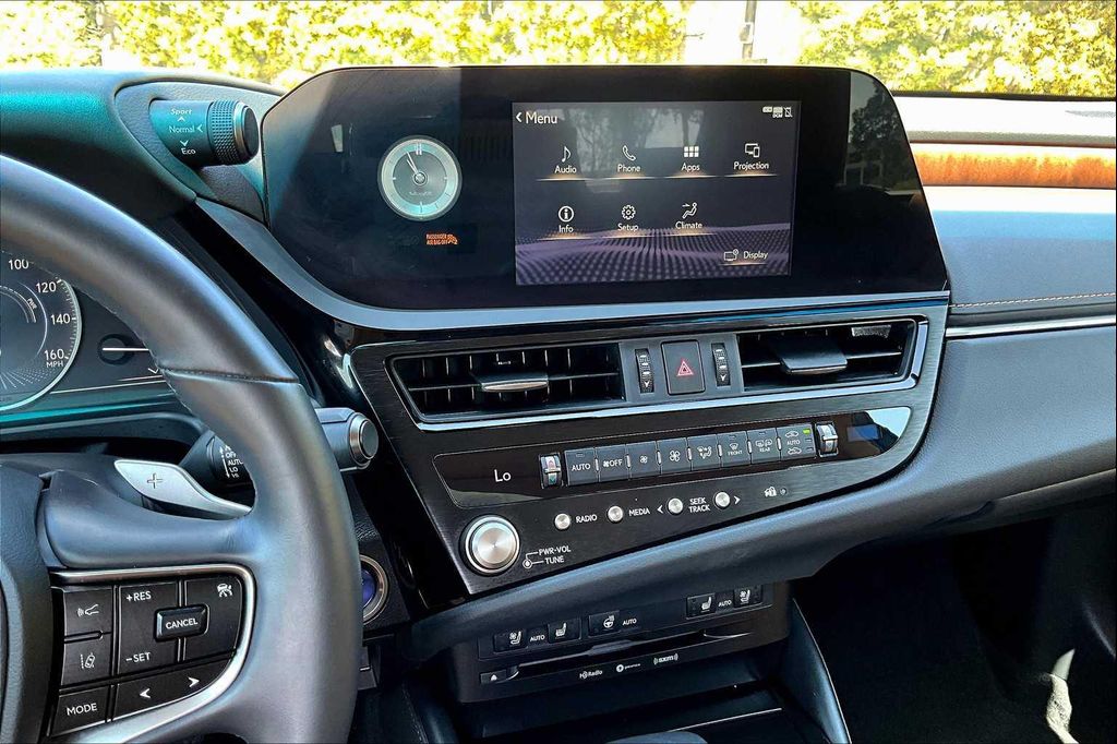 صورة 6 لـ 2022 Lexus ES 300H BASE