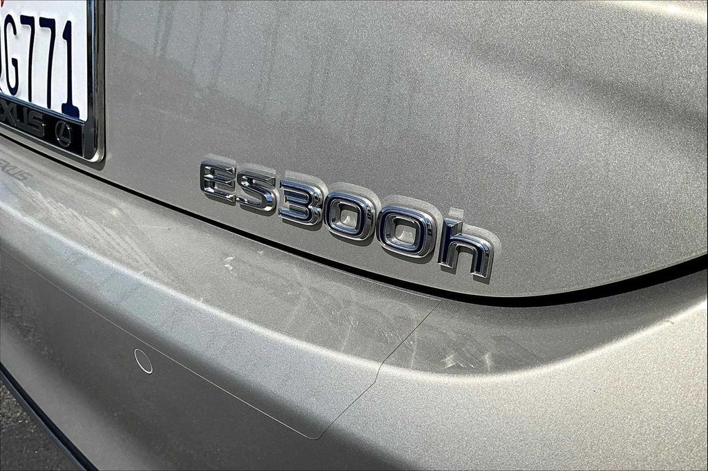 صورة 9 لـ 2022 Lexus ES 300H BASE