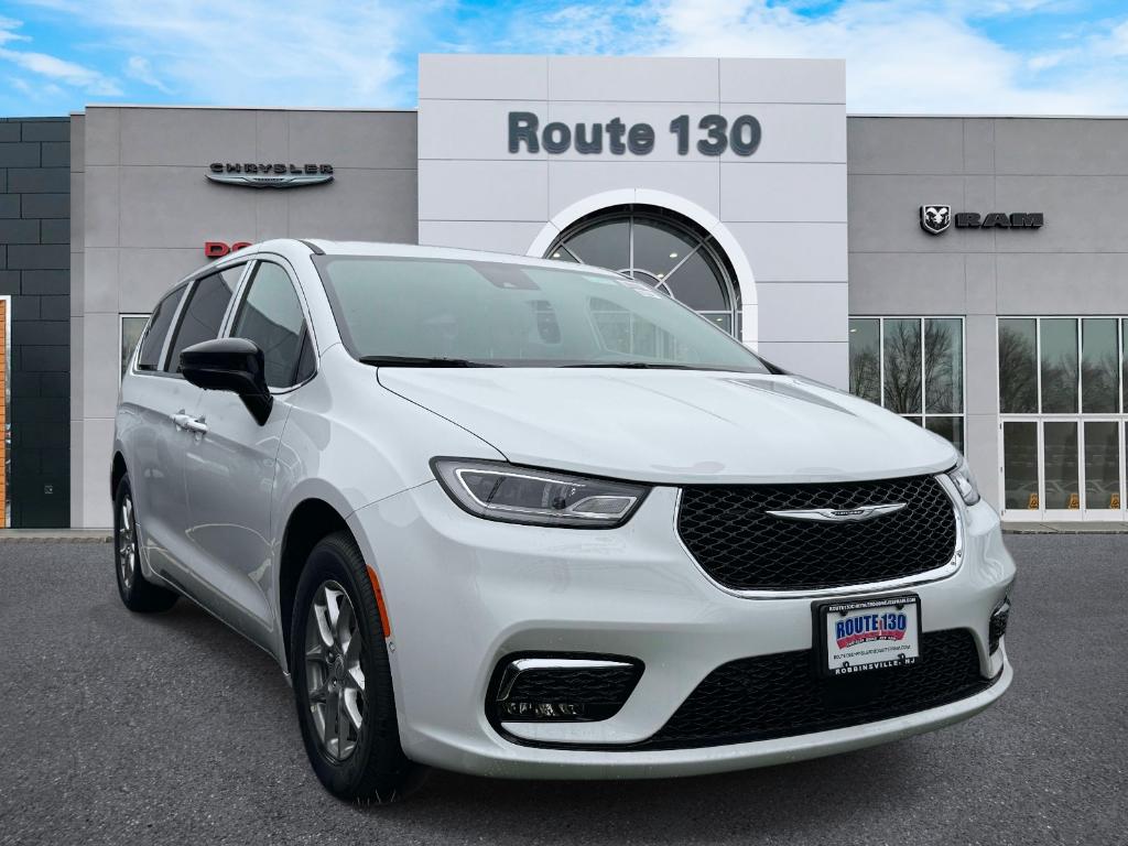 New 2026 Chrysler Pacifica Select