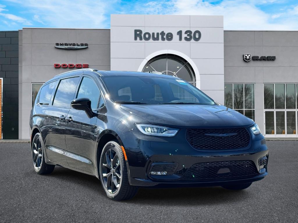 New 2026 Chrysler Pacifica Select