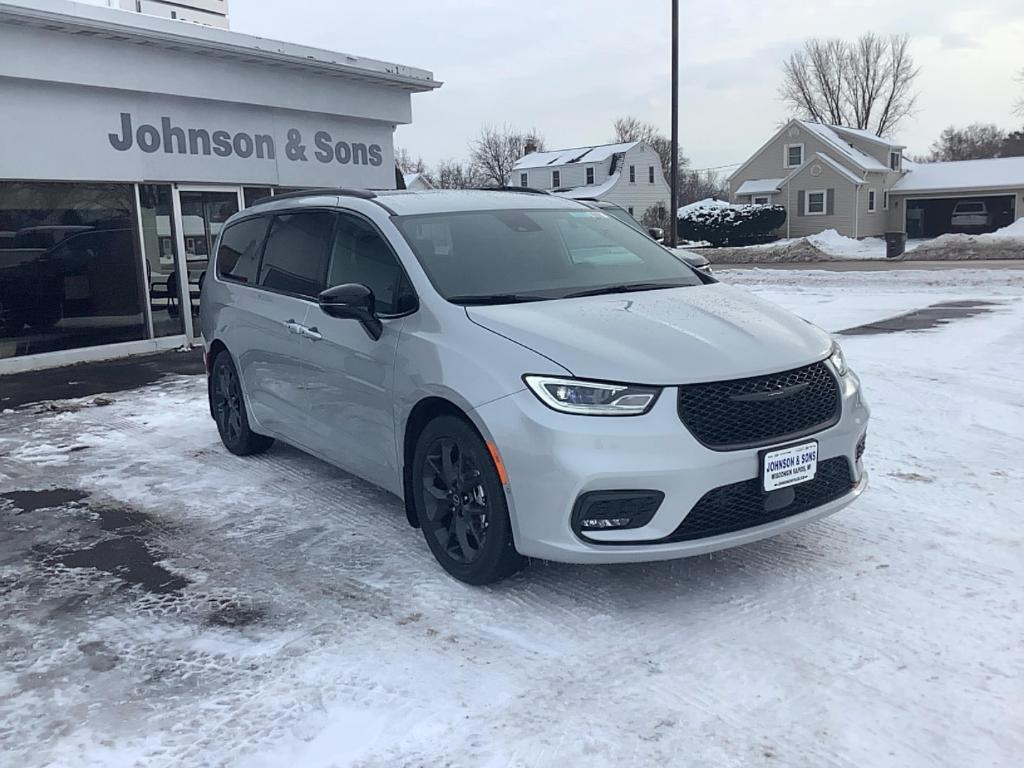 New 2026 Chrysler Pacifica Select