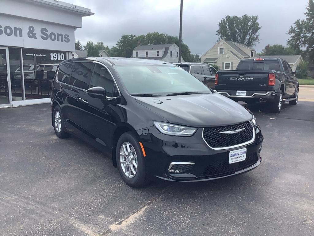 New 2025 Chrysler Pacifica Select