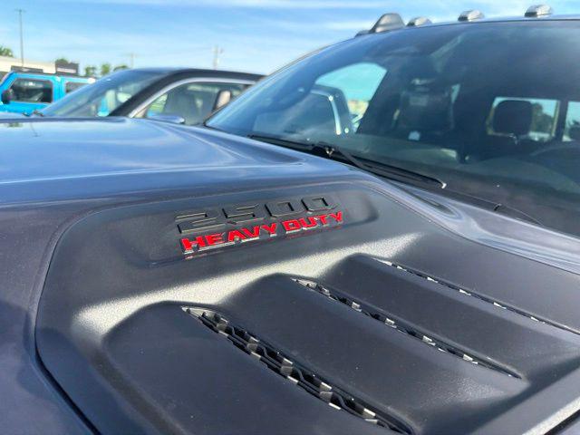2026 RAM 2500 BLACK EXPRESS CREW CAB 4X4 6'4' BOX — фото 3