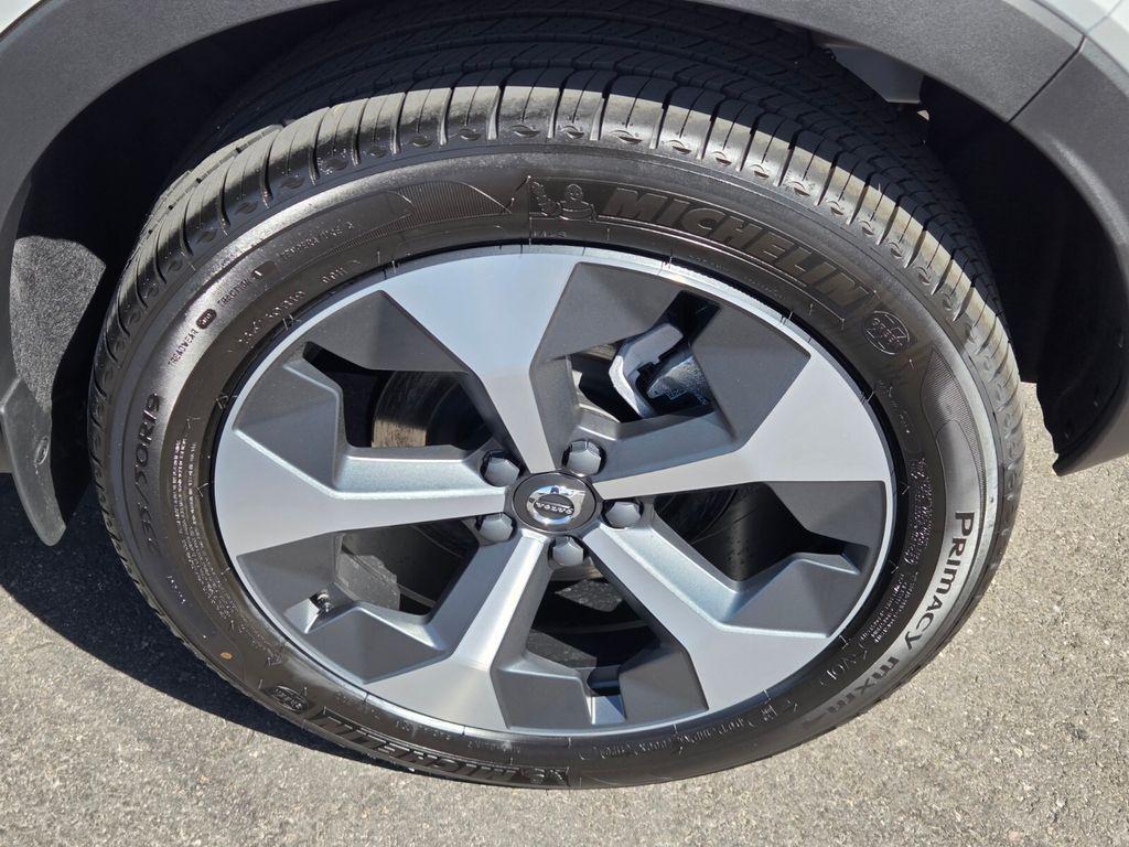 2026 Volvo XC40 B5 PLUS — фото 4