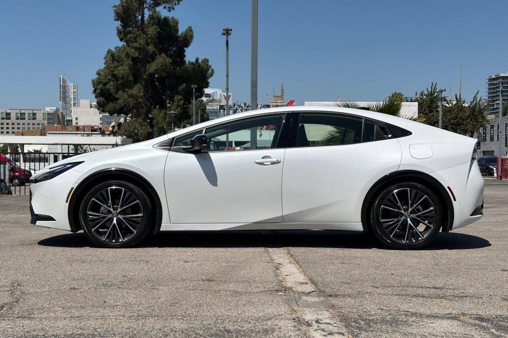 2025 Toyota PRIUS LIMITED photo 8
