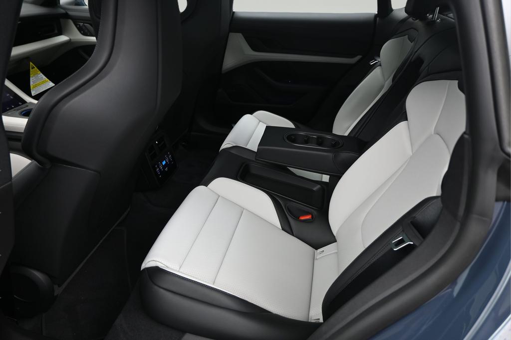 صورة 7 لـ 2026 Porsche TAYCAN 4S