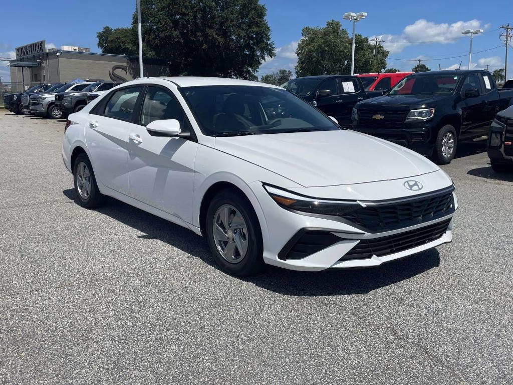 New 2026 Hyundai ELANTRA SE
