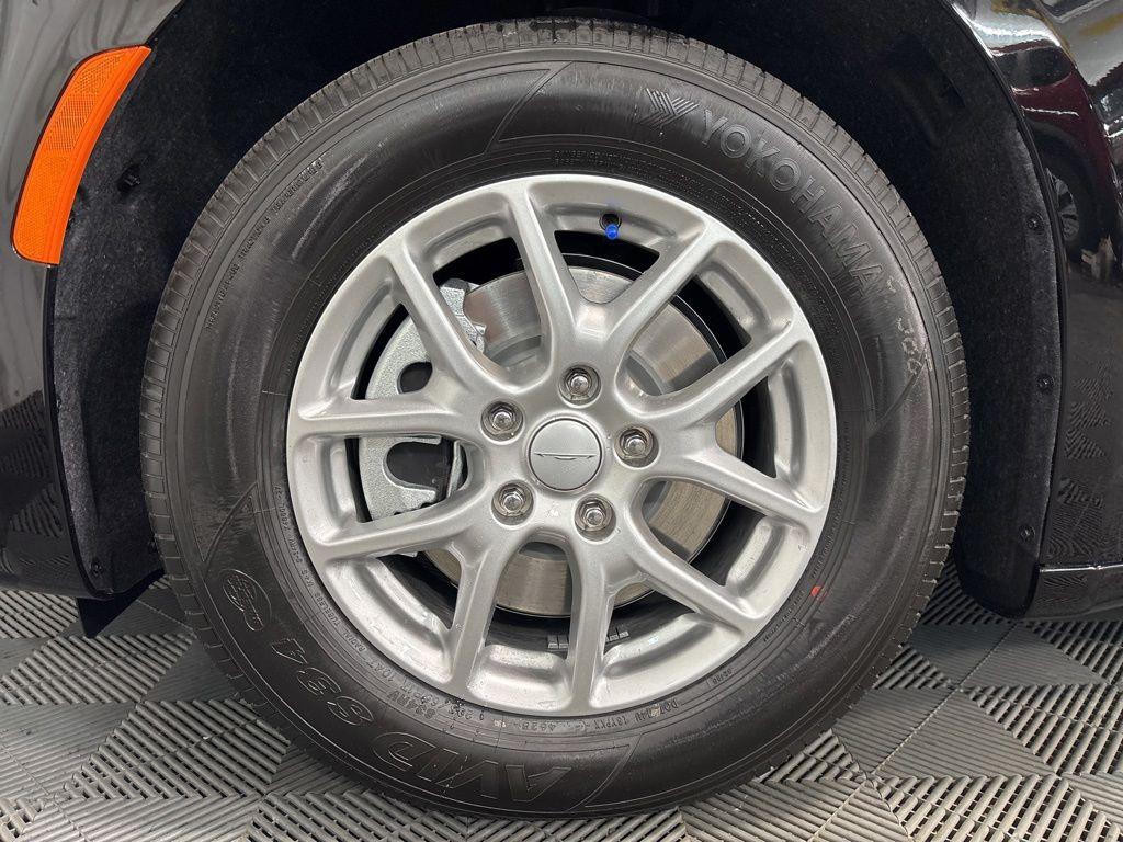 New 2027 Chrysler Pacifica SELECT