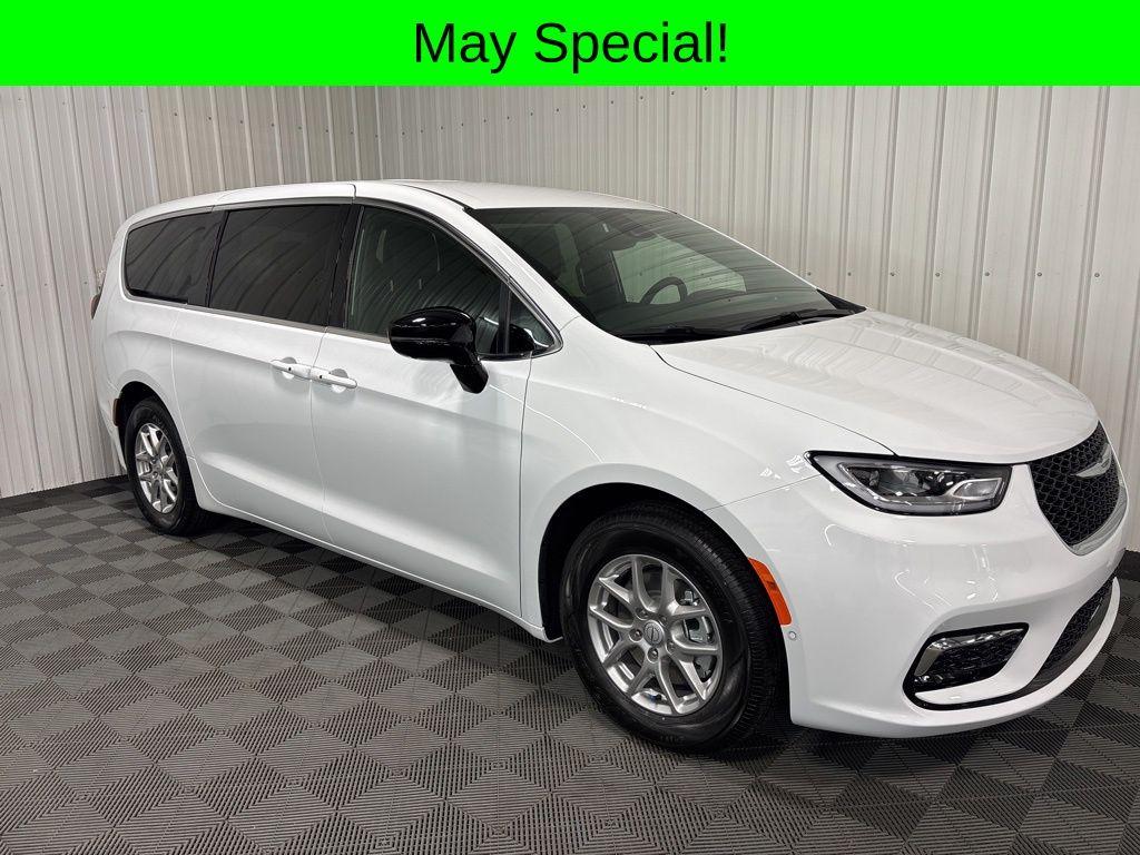 New 2026 Chrysler Pacifica Select