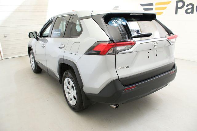 صورة 7 لـ 2025 Toyota RAV4 LE