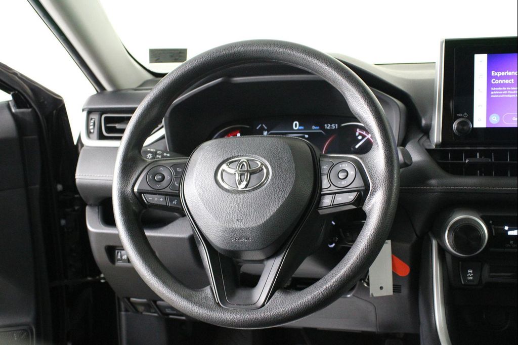 صورة مصغرة 12 لـ 2025 Toyota RAV4 LE