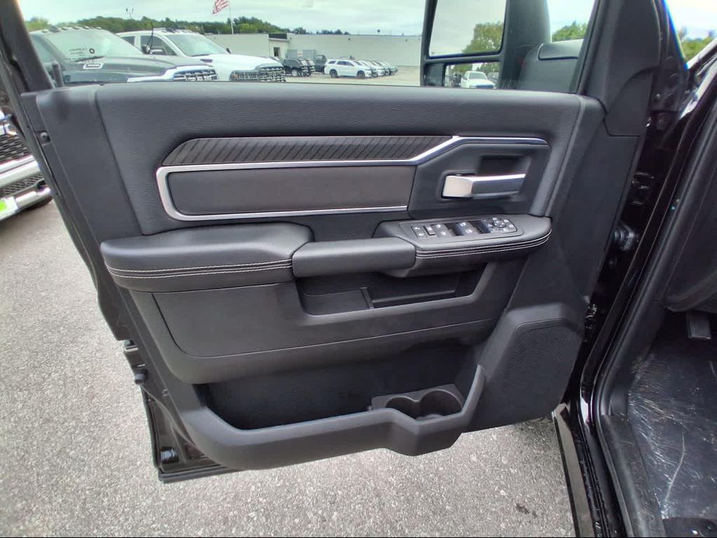 صورة 9 لـ 2026 RAM 3500 BIG HORN CREW CAB 4X4 6'4' BOX