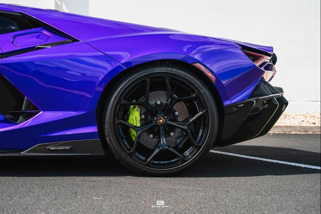 صورة 4 لـ 2024 Lamborghini REVUELTO BASE
