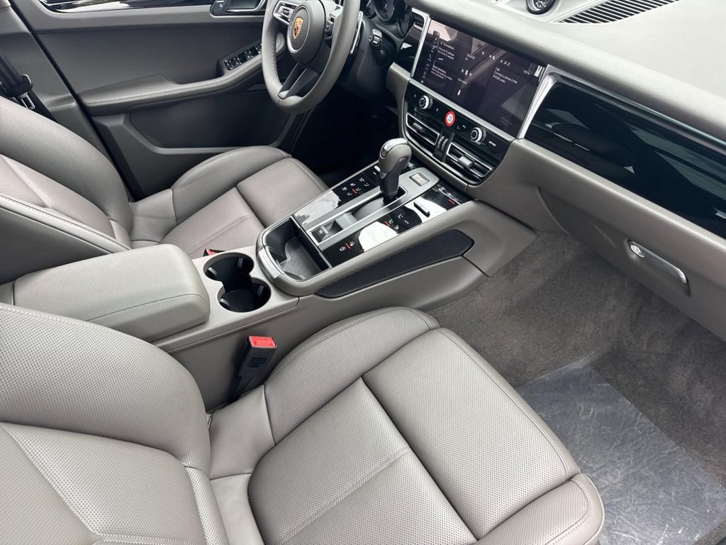 2026 Porsche MACAN — миниатюра 16