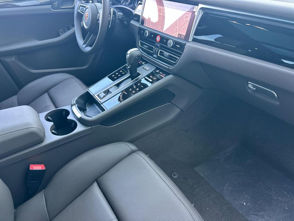 2026 Porsche MACAN — миниатюра 16