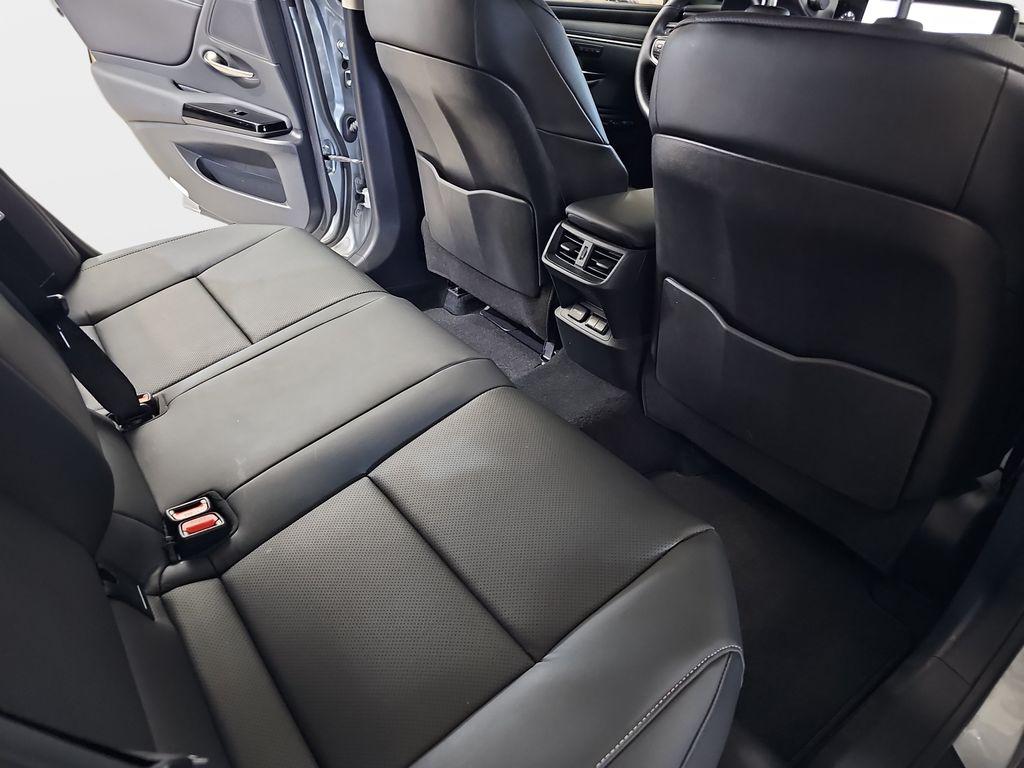 صورة مصغرة 11 لـ 2025 Lexus ES 300H BASE
