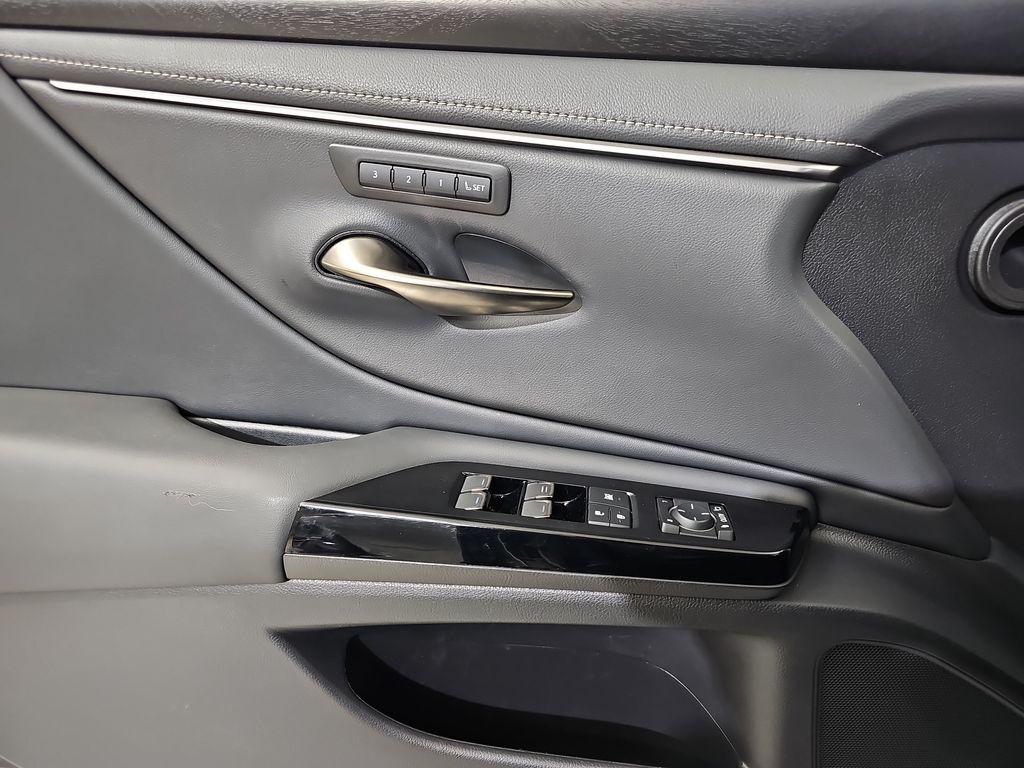 صورة مصغرة 26 لـ 2025 Lexus ES 300H BASE
