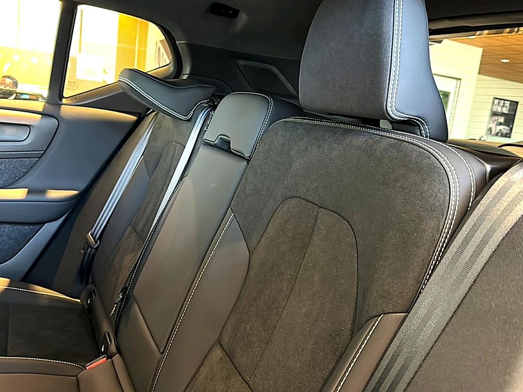 2026 Volvo XC40 BLACK EDITION ULTRA, B5 AWD GAS (MILD HYBRID) 缩略图 16