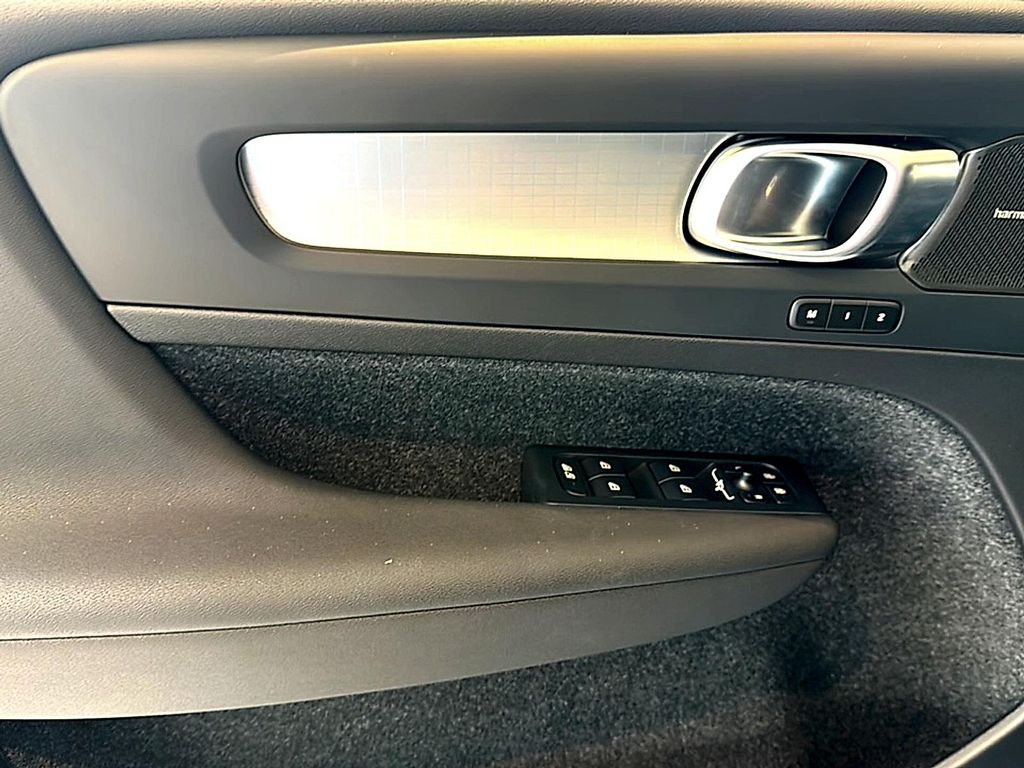 2026 Volvo XC40 BLACK EDITION ULTRA, B5 AWD GAS (MILD HYBRID) 缩略图 13