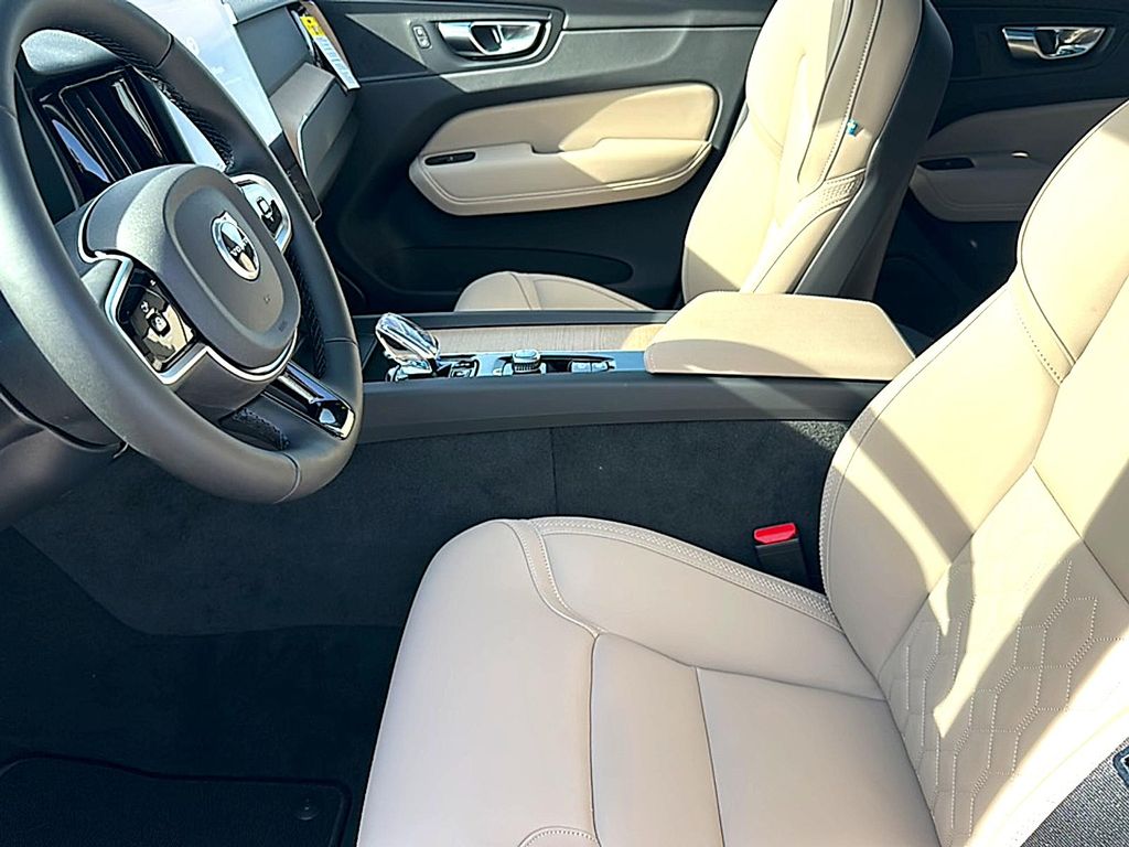 2026 Volvo XC60 B5 PLUS — фото 10