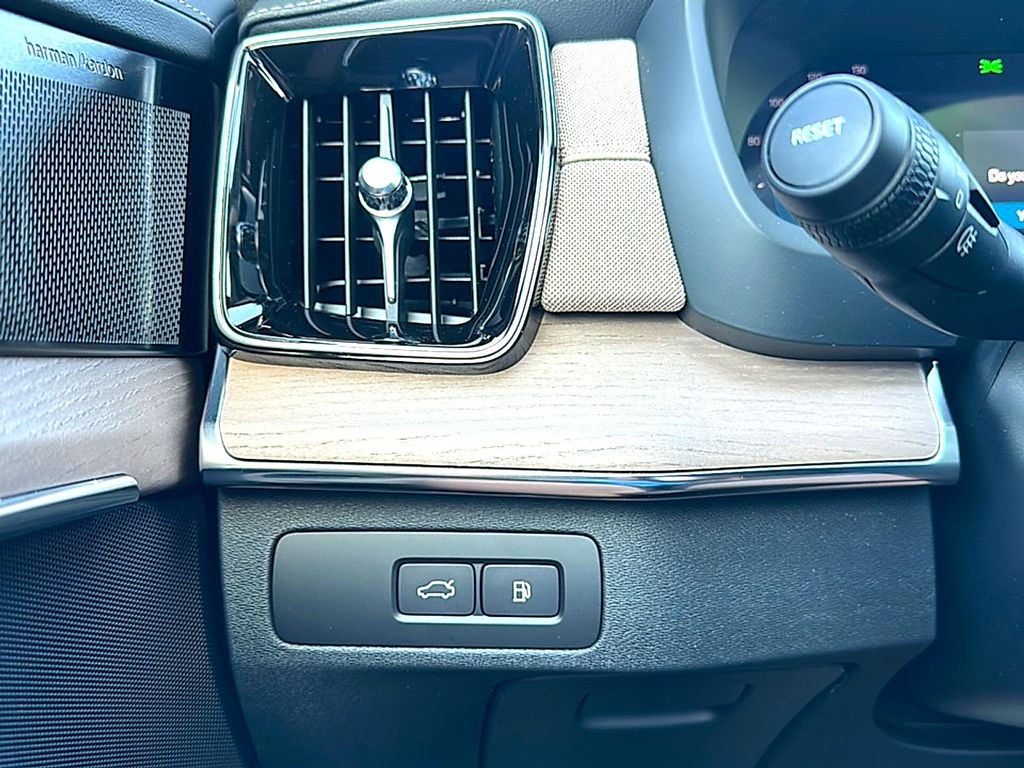 2025 Volvo XC90 PLUG-IN HYBRID T8 PLUS 7-SEATER thumbnail 26