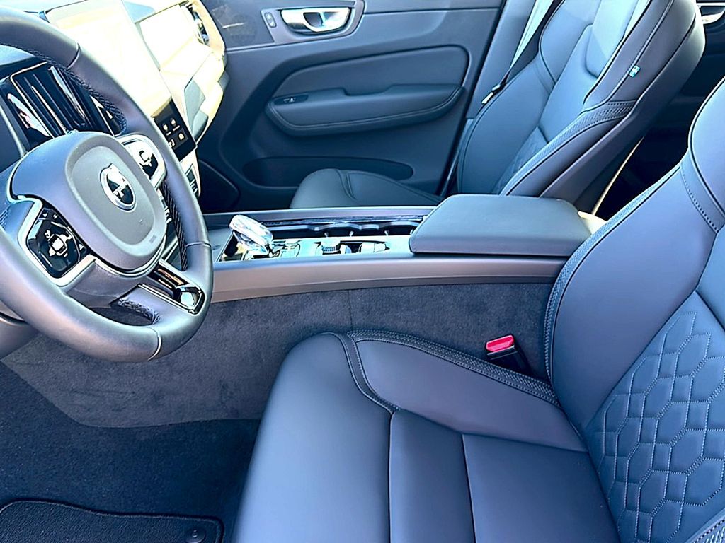 2026 Volvo XC60 B5 PLUS — фото 10