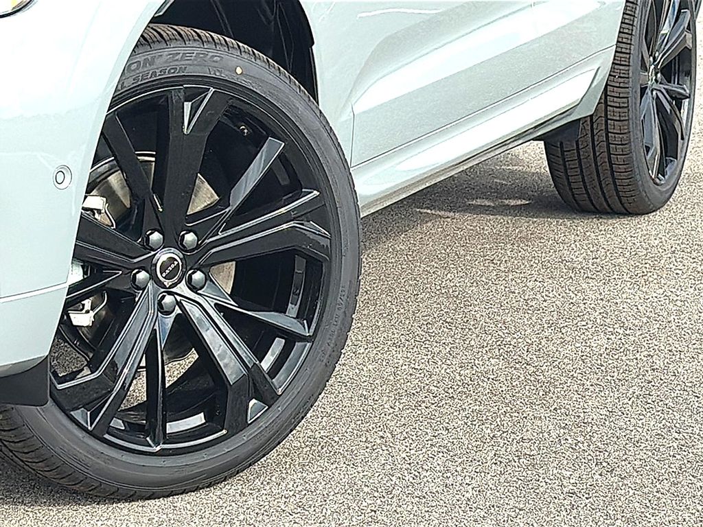 صورة 3 لـ 2026 Volvo XC60 B5 ULTRA BLACK EDITION