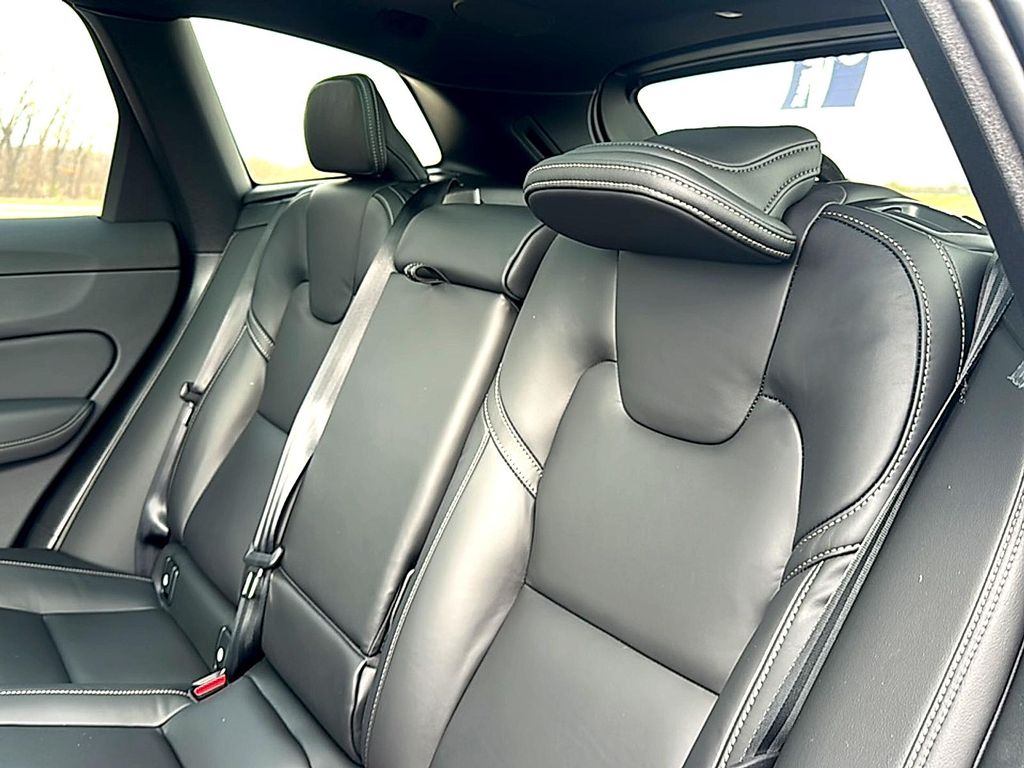 2026 Volvo XC60 B5 ULTRA BLACK EDITION — миниатюра 17