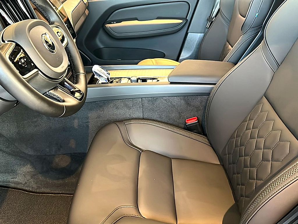 2027 Volvo XC60 PLUS photo 9