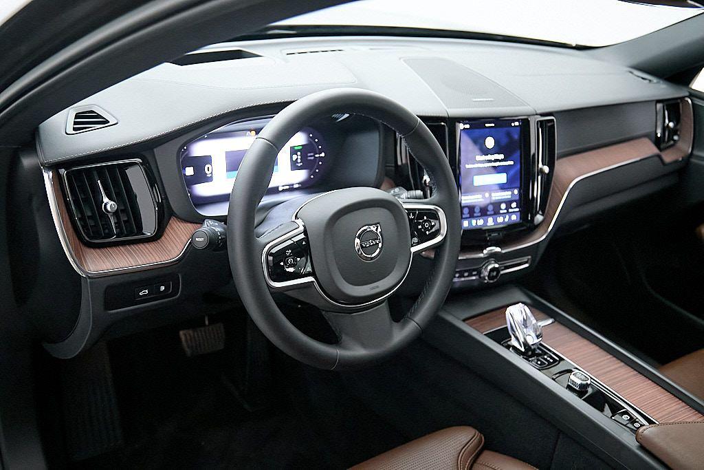 صورة مصغرة 13 لـ 2023 Volvo XC60 RECHARGE PLUG-IN HYBRID T8 ULTIMATE DARK THEM