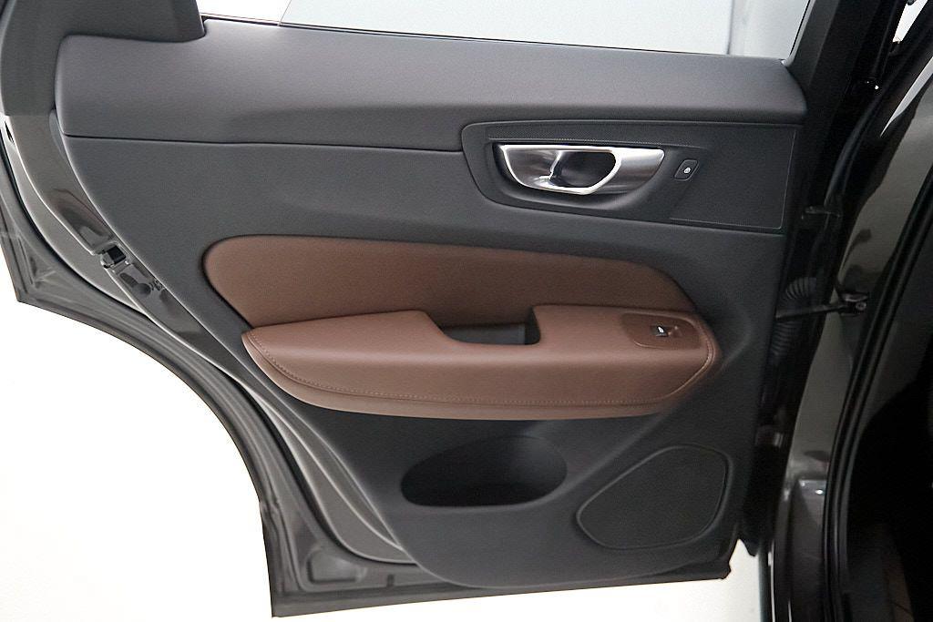 صورة مصغرة 20 لـ 2023 Volvo XC60 RECHARGE PLUG-IN HYBRID T8 ULTIMATE DARK THEM