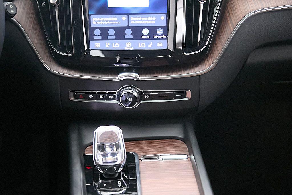 صورة مصغرة 29 لـ 2023 Volvo XC60 RECHARGE PLUG-IN HYBRID T8 ULTIMATE DARK THEM