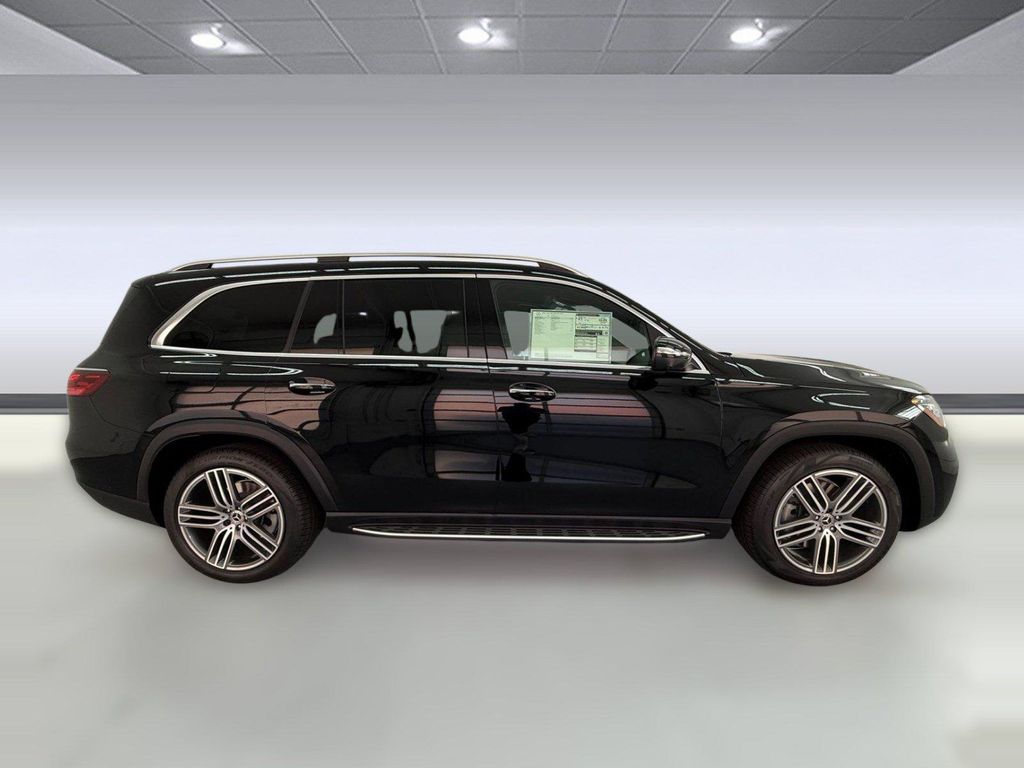 2026 Mercedes-BENZ GLS photo 7