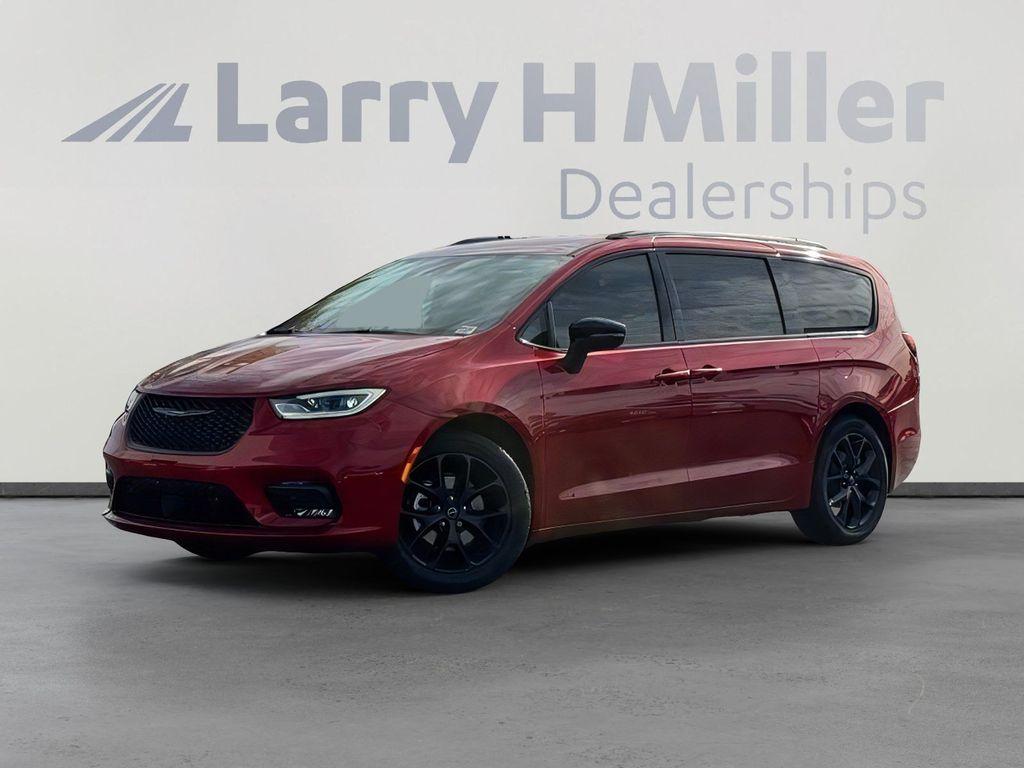 New 2026 Chrysler Pacifica Select